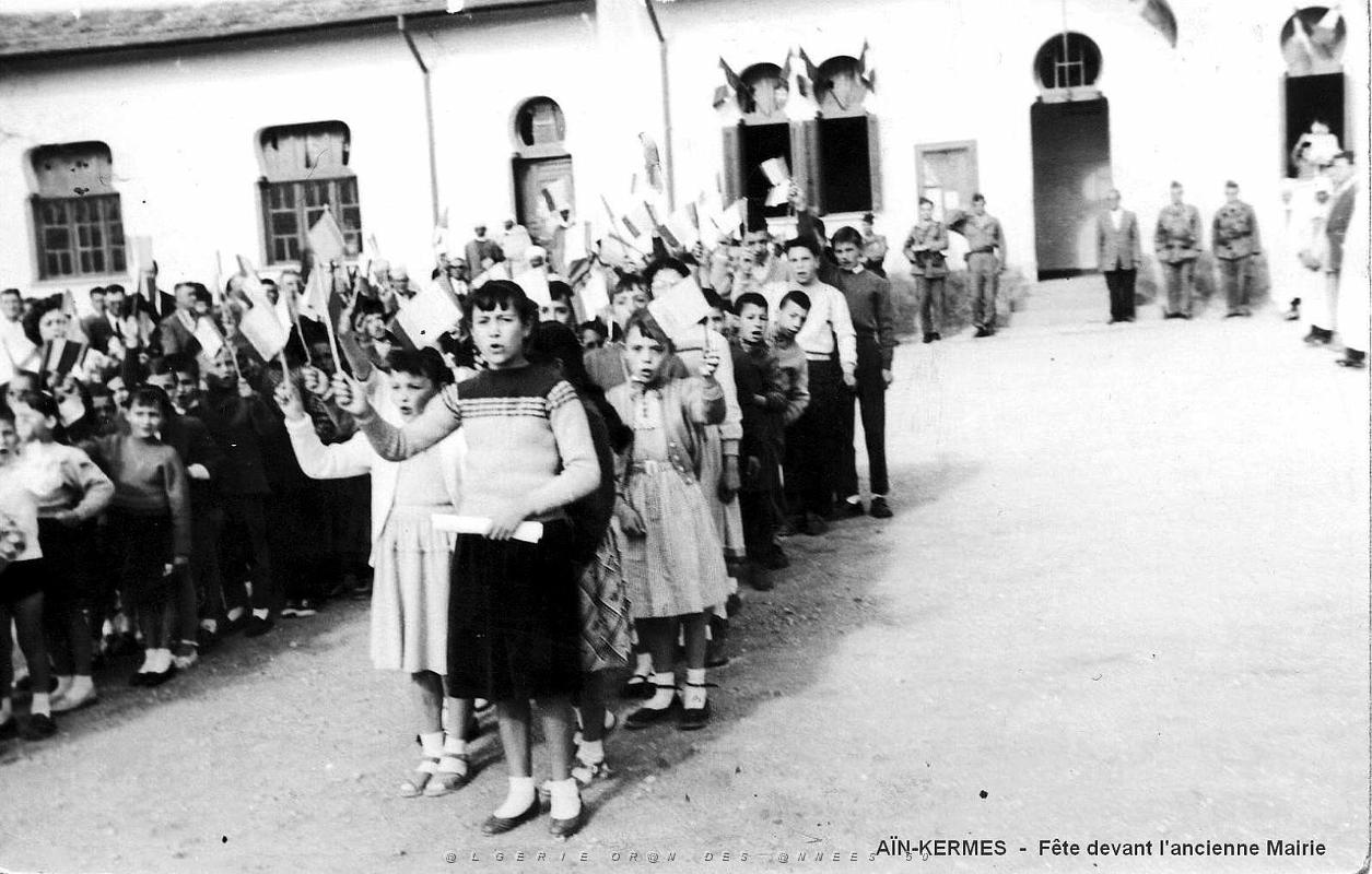 1321- Ain-Kermes - Fete devant l'ancienne Mairie.JPG